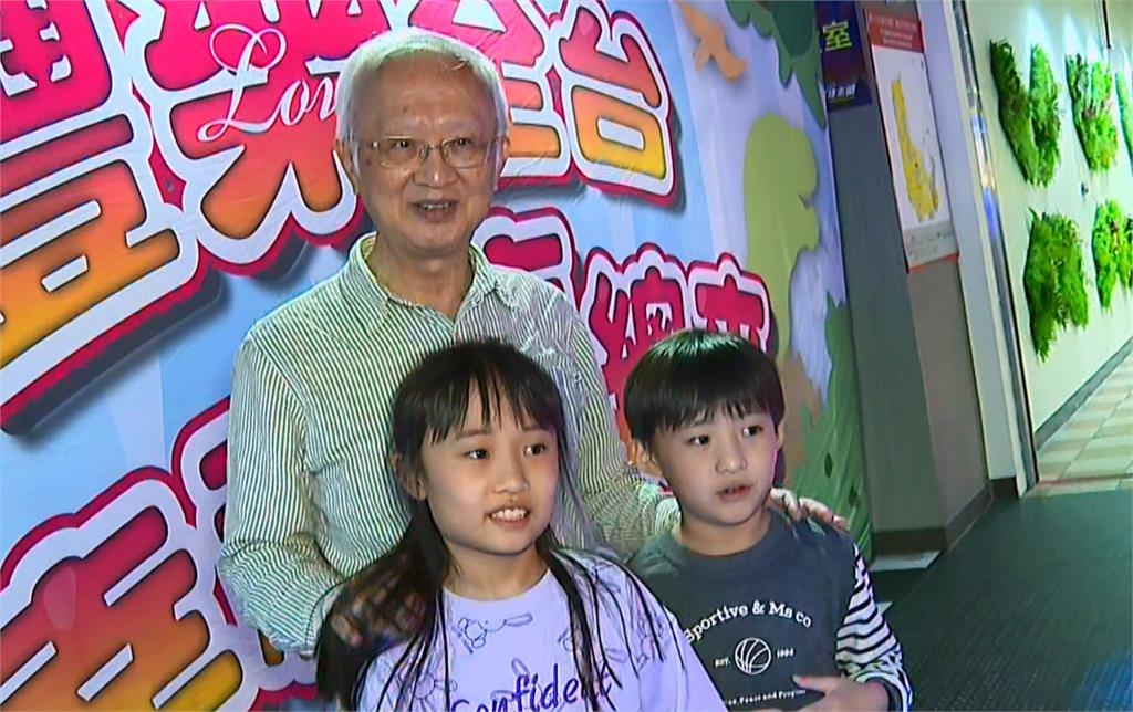 兆豐銀家庭日董事長帶孫子女同樂　並捐贈享樂金給家扶基金會做公益