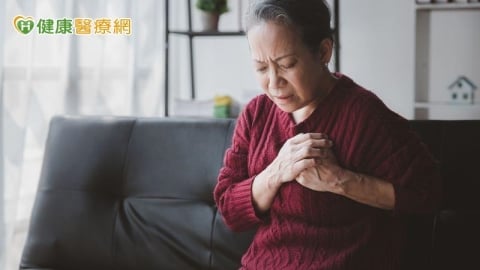 七旬老嫗呼吸喘送醫「心跳連停３次」　緊急「葉克膜+心導管」救回一命