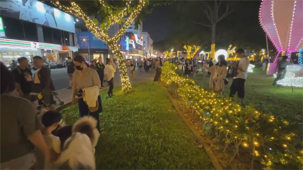 "屏東耶誕節"盛大點燈！　網紅不顧「觸電危險」躺燈海中拍照