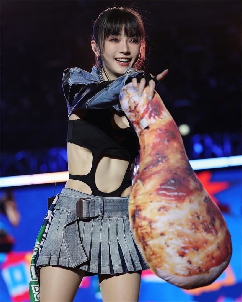 49歲謝金燕「性感辣裝」曝!網讚「像Lisa」竟釣出本人喊:不要害我啦