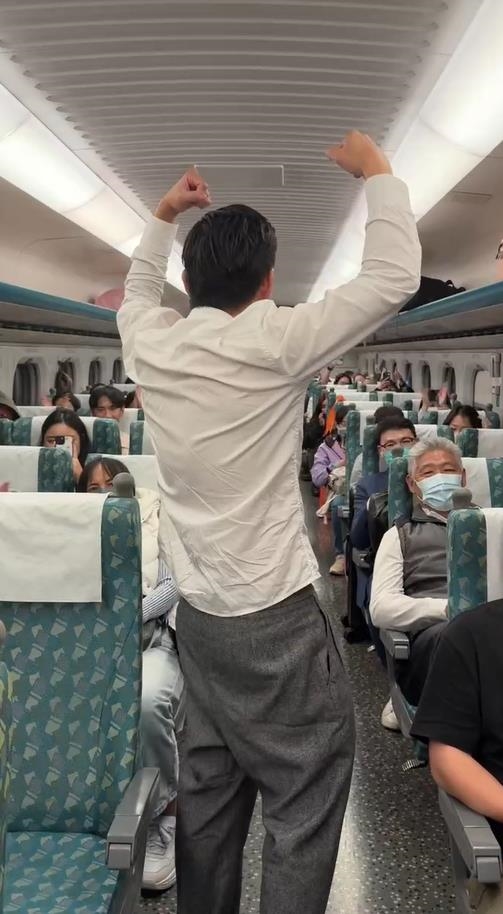 快新聞/台灣奪冠太感動!乘客搭高鐵請同節車廂喝飲料 網:怎麼能不愛台灣人