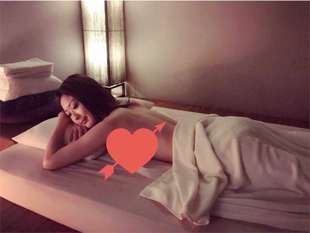 陳傑憲愛妻綺綺「絕美床照流出」曲線全看光！網一看秒害羞：想放大