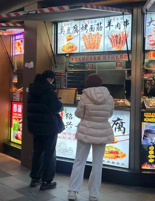 夜市偶遇「大咖女星」整尊圓滾滾!竟是湯唯「素顏原況直出」網:不敢相信