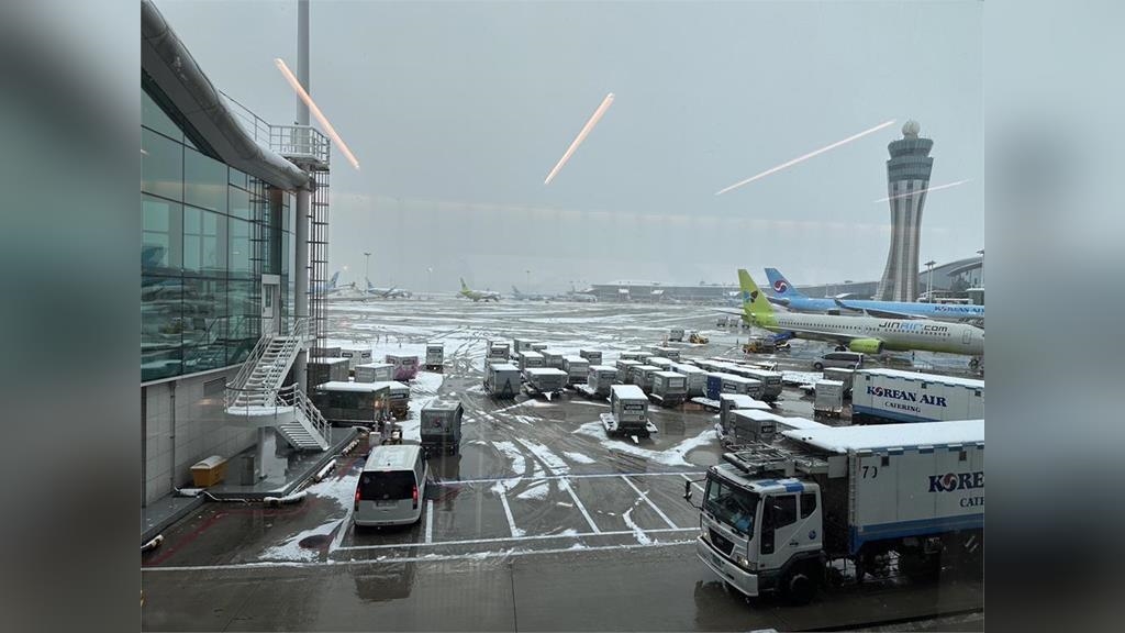 南韓下暴雪！首爾變銀白世界畫面曝　台灣班機受影響「至少延誤5小時」