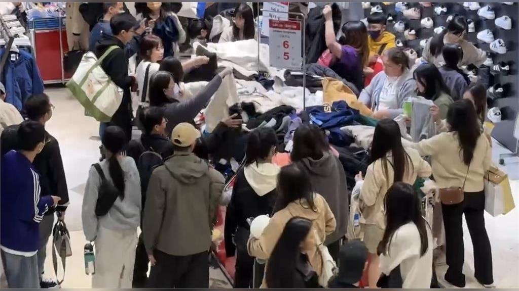 新竹巨城百貨周年慶!排隊車潮看嘸盡頭 警車擴音趕人 新竹巨城百貨周年慶!排隊車潮看嘸盡頭 警車擴音趕人