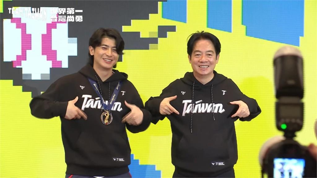 陳傑憲「冠軍手勢」比了100年！廟方曬「1神圖」全網驚喊：神來一比