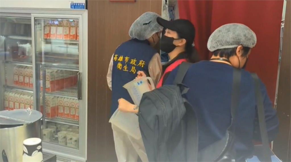 珍奶「被加料」！　手搖飲店員工名牌掉進杯內