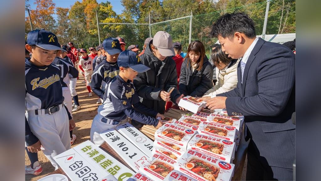 赴日推廣台灣農產品! 陳駿季請日本少棒球員吃「排骨便當」 赴日推廣台灣農產品! 陳駿季請日本少棒球員吃「排骨便當」