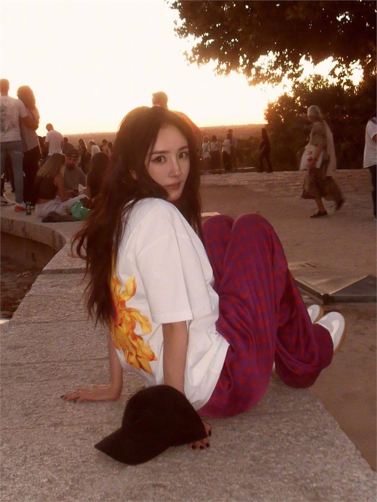 38歲楊冪「絕美素顏」自拍照曝！0距離「貼貼男閨密」掀全網回憶殺