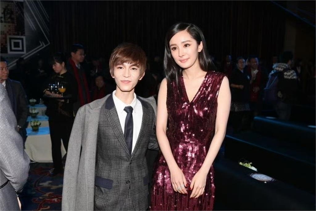 38歲楊冪「絕美素顏」自拍照曝！0距離「貼貼男閨密」掀全網回憶殺