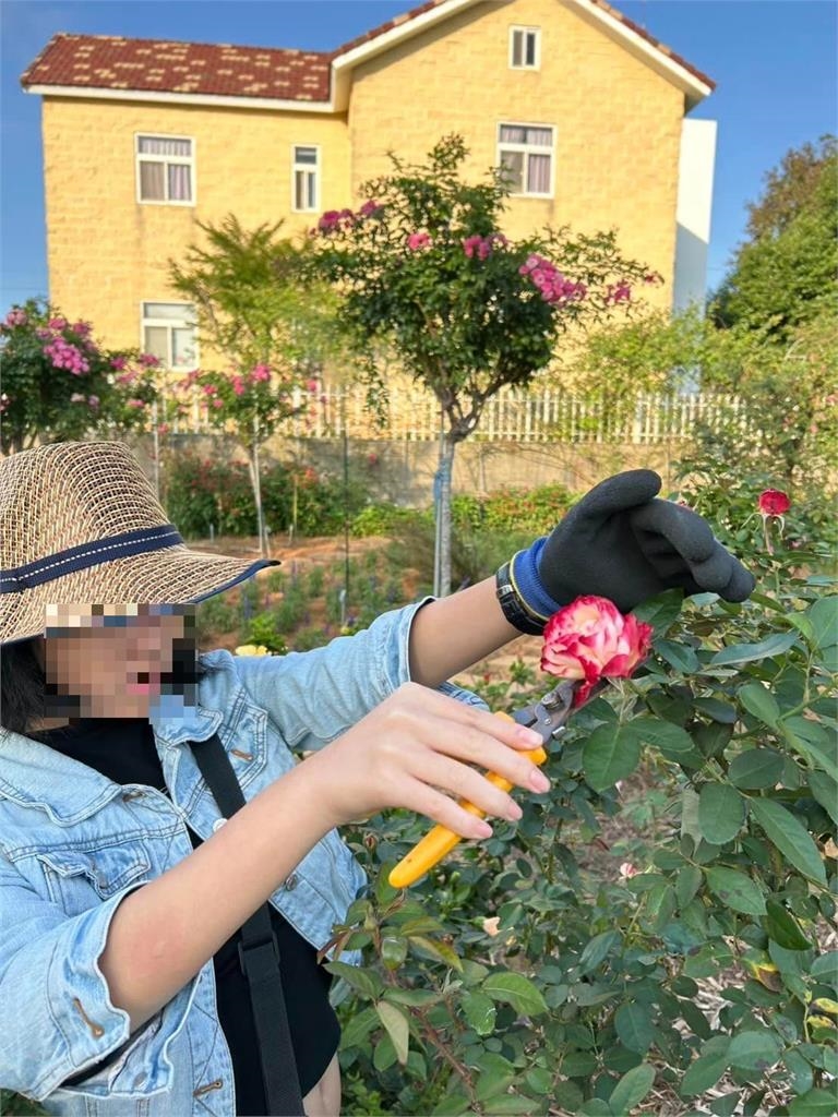 吳淡如15歲女兒打工遭拍!意外洩「鉛筆美腿」吸2000人狂讚:根本名模