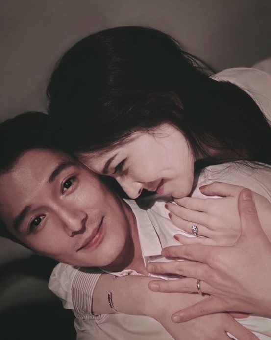 許瑋甯高衩禮服「斷軌急墜」跑出Bra！剩2線死撐「暗黑實力」藏不住