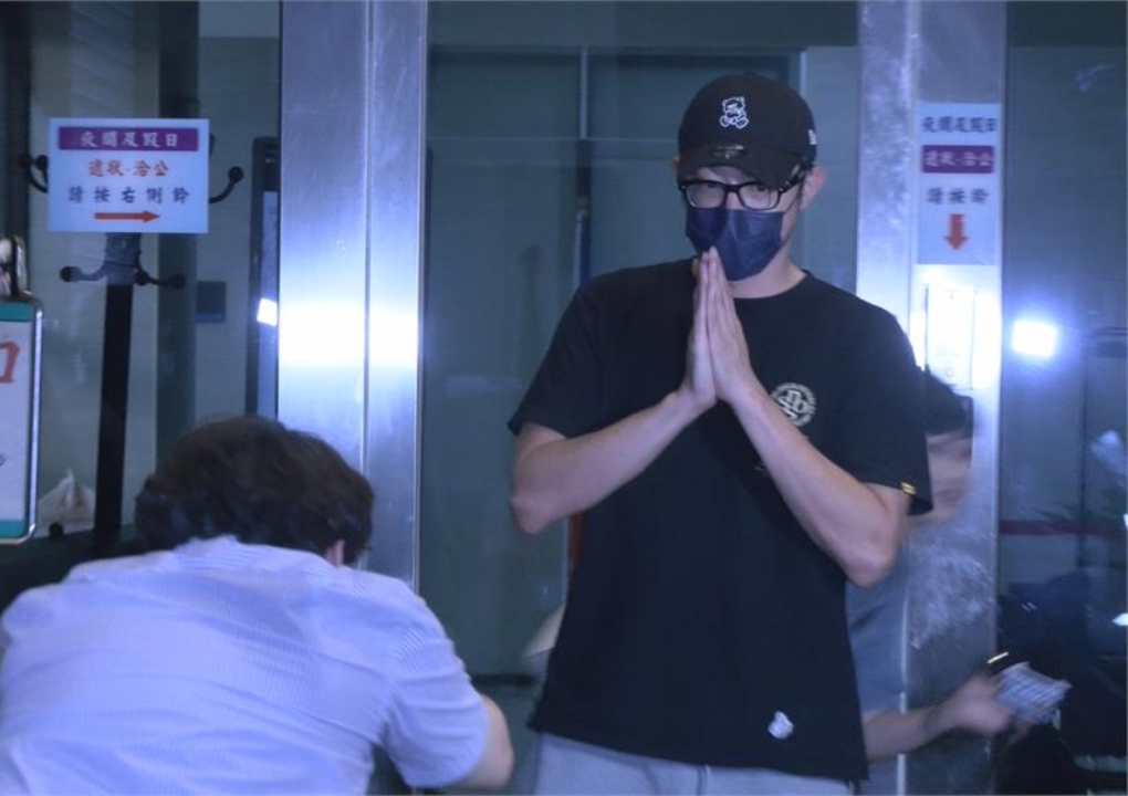 王柏傑、謝欣穎爆「掰了3年姐弟戀」!女方搬離同居愛巢…他突發聲:想你