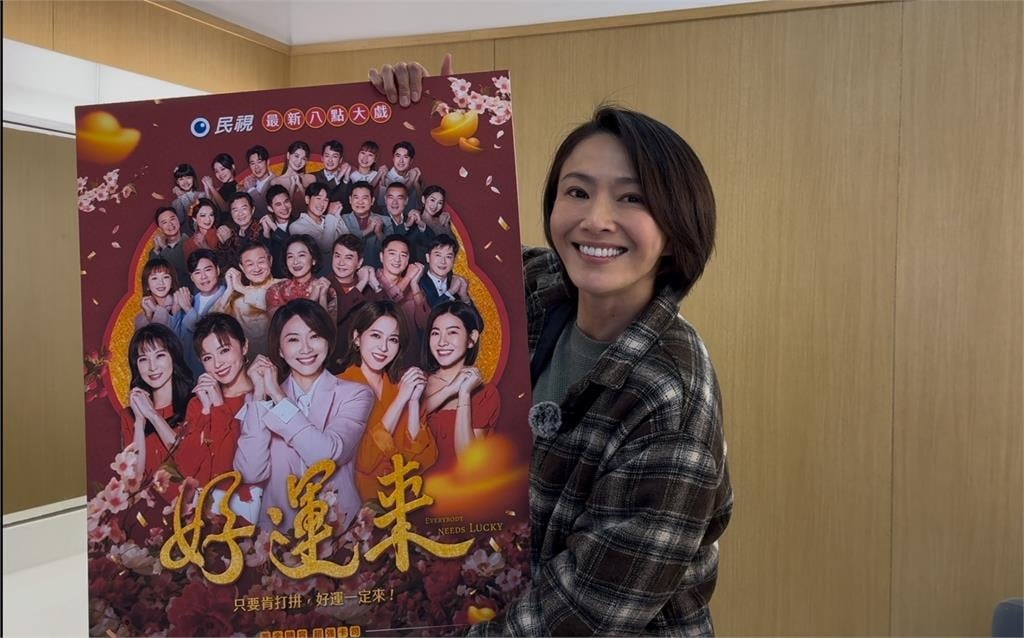 侯怡君挑戰「雙料角色」燃爆期待值！​47歲「零瑕疵」美貌現身網讚翻