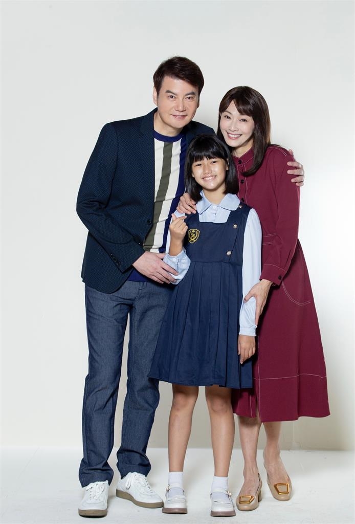 侯怡君挑戰「雙料角色」燃爆期待值！​47歲「零瑕疵」美貌現身網讚翻