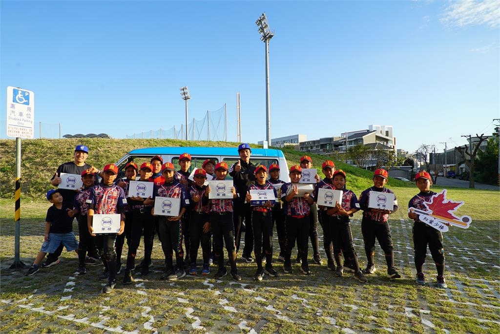 棒球／關懷盃紅葉少棒奪冠！富邦悍將張進德、王勝偉「開新車」回饋偏鄉