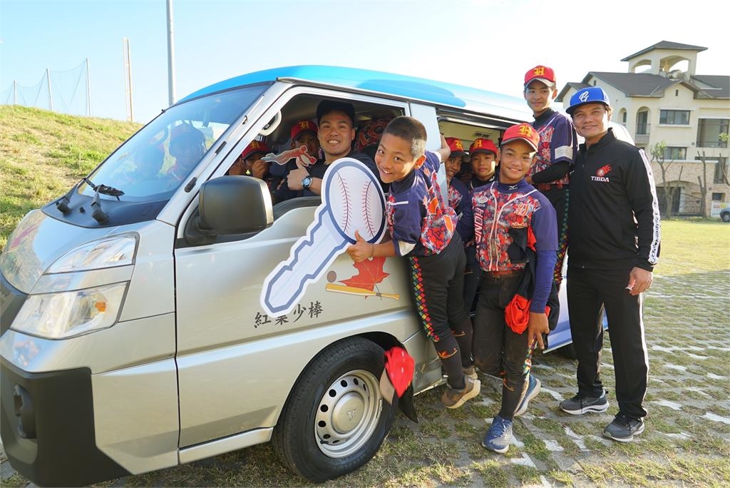 棒球／關懷盃紅葉少棒奪冠！富邦悍將張進德、王勝偉「開新車」回饋偏鄉