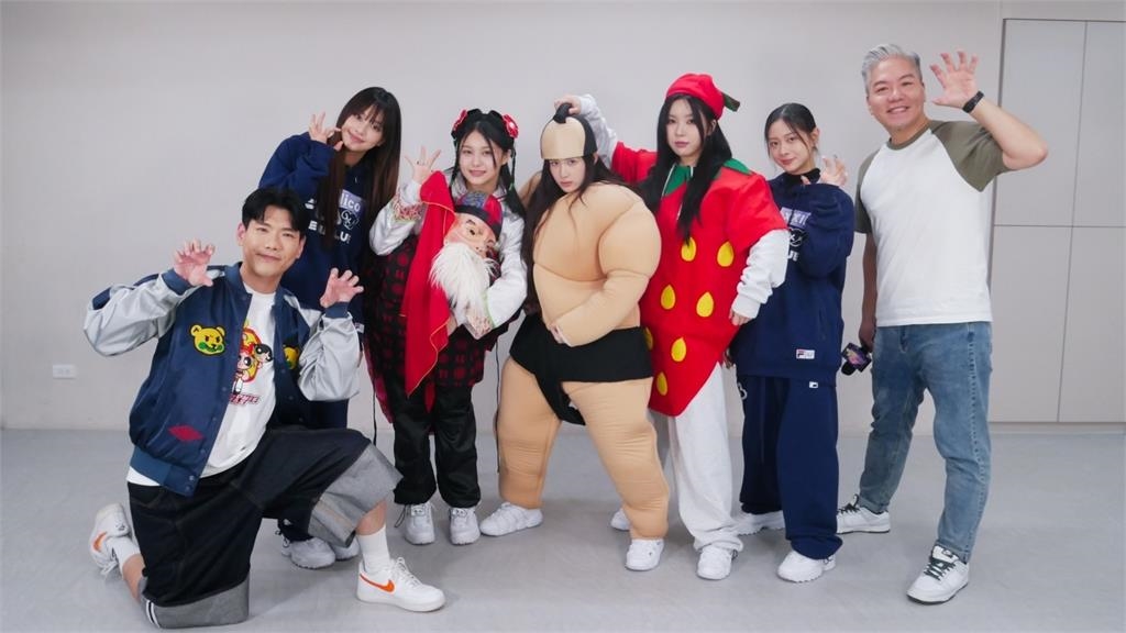 《娛樂超skr》幻藍小熊居然穿「老揹少」服裝跳舞！讓人直呼超可愛