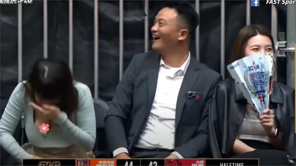 西裝男「左擁右抱」超兇女球迷！他突抓手「狂下猛料」網讚：好人一生平安