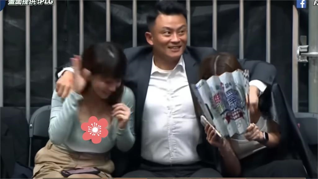 西裝男「左擁右抱」超兇女球迷！他突抓手「狂下猛料」網讚：好人一生平安