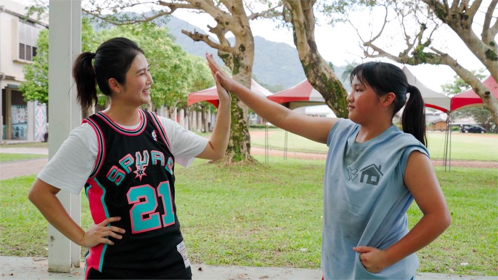 最美體育主播卓君澤下鄉「見1景象」哭了!當媽後不忍練舉重孩子手「滿滿厚繭」