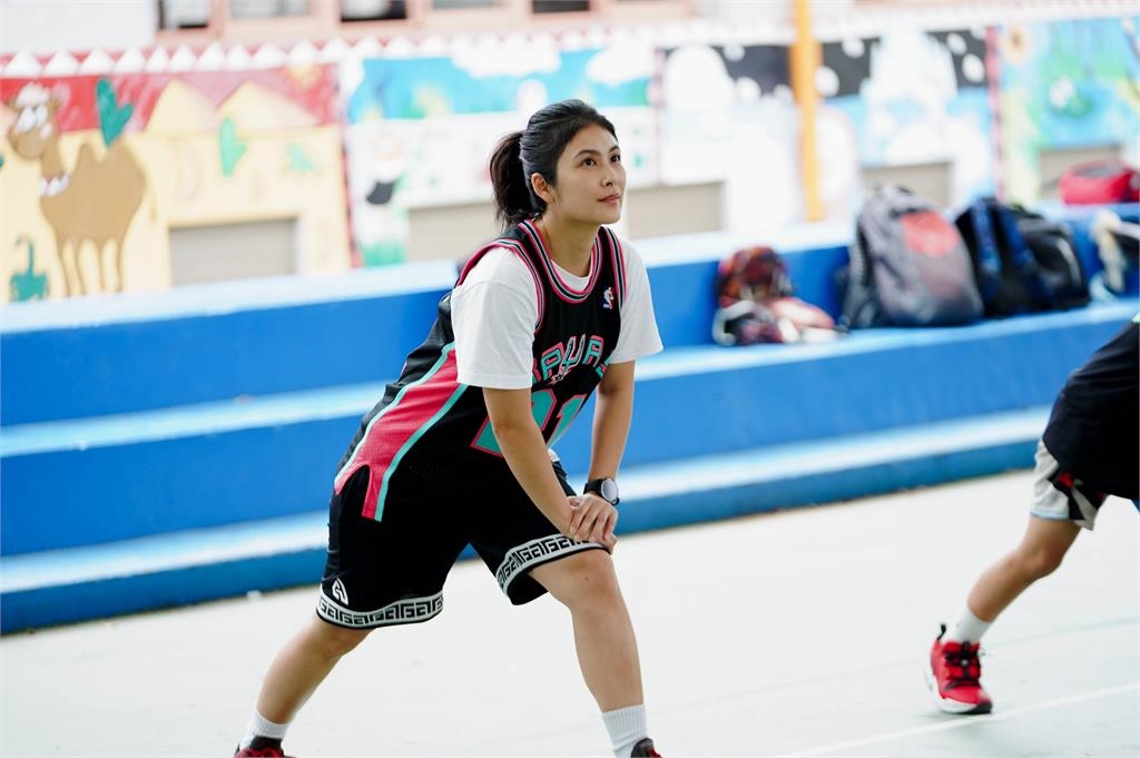 最美體育主播卓君澤下鄉「見1景象」哭了!當媽後不忍練舉重孩子手「滿滿厚繭」