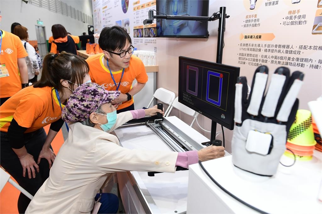 「2024台灣醫療科技展」盛大開幕 長庚醫院四大專區 展現全方位醫療創新亮眼成果