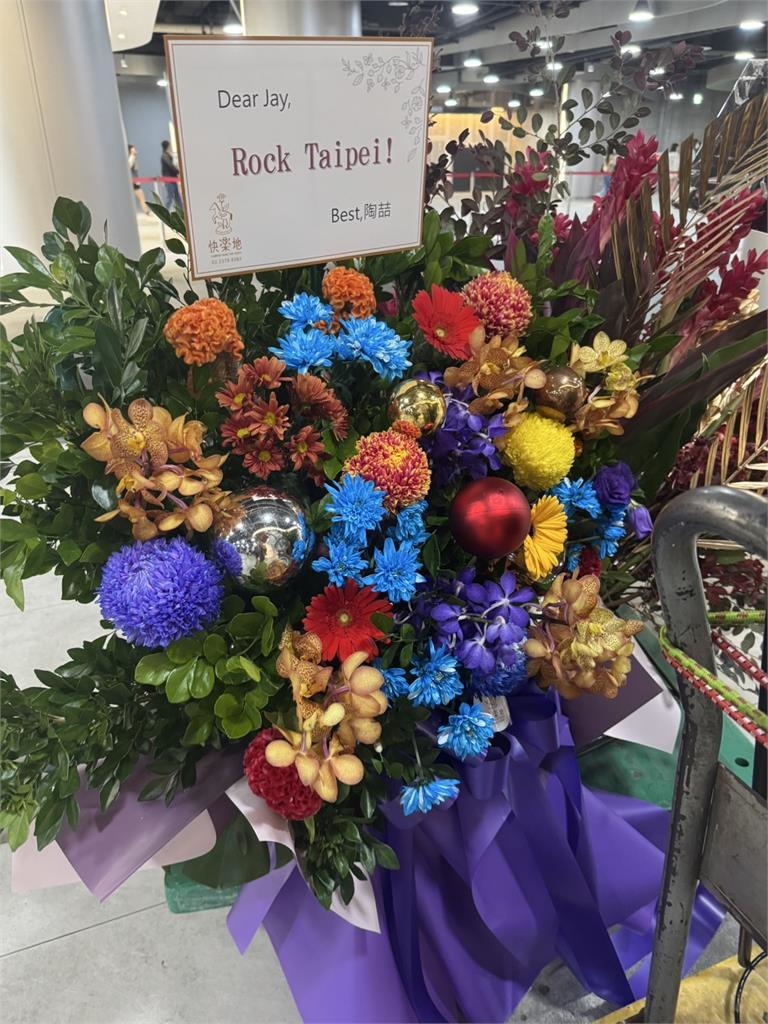 周董粉絲手板示愛!媽媽鐵粉等他7年生兩娃 發動100位朋友「做1件事」