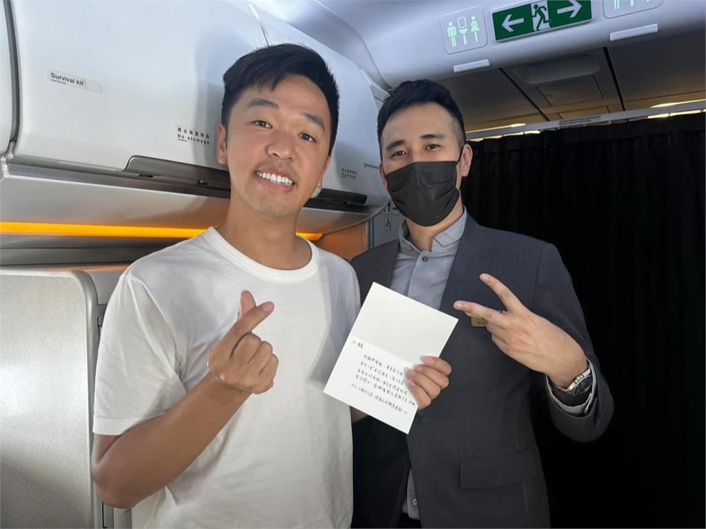 香蕉搭機返台收空少收手寫信秒落淚！信中提「1人」：怕被忙碌與時間沖淡