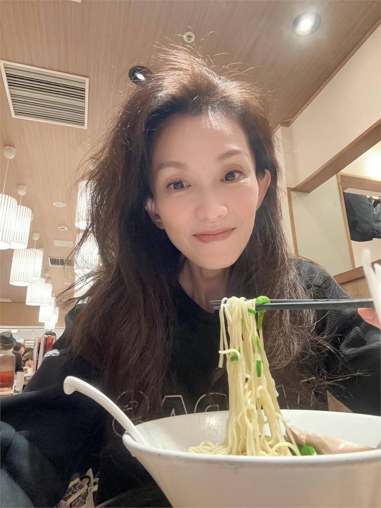 一開threads見「素顏妹嗑蛋包飯」竟是葉全真!網嚇壞:真的是本人