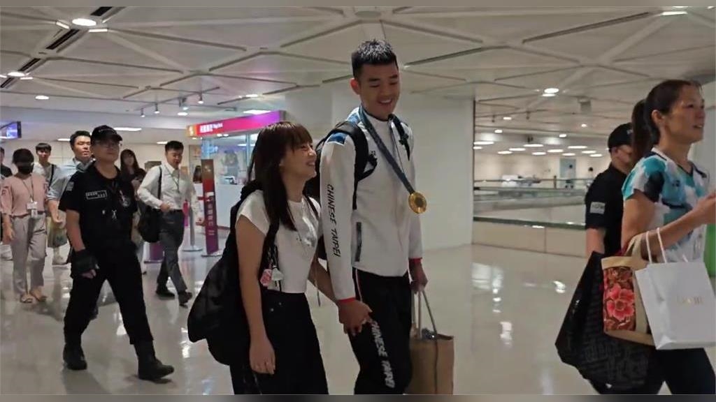 恭喜！王齊麟求婚成功　笑：我跪下跟她一樣高