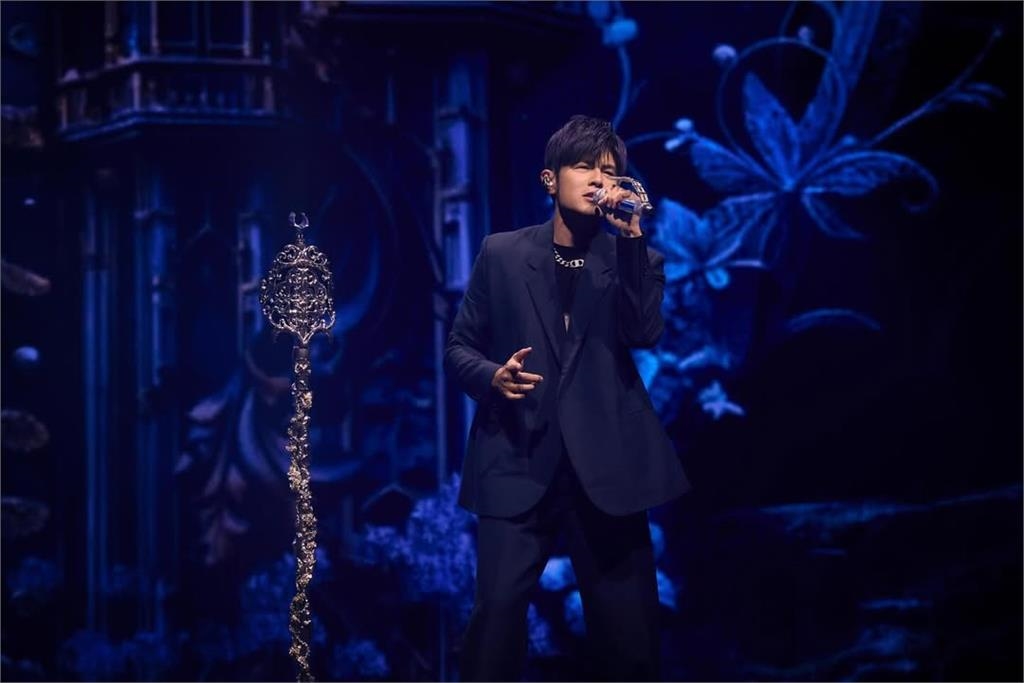 揪員工「爬進下水道」朝聖周杰倫演唱會!他曝「43秒超狂畫面」網跪:太猛了…