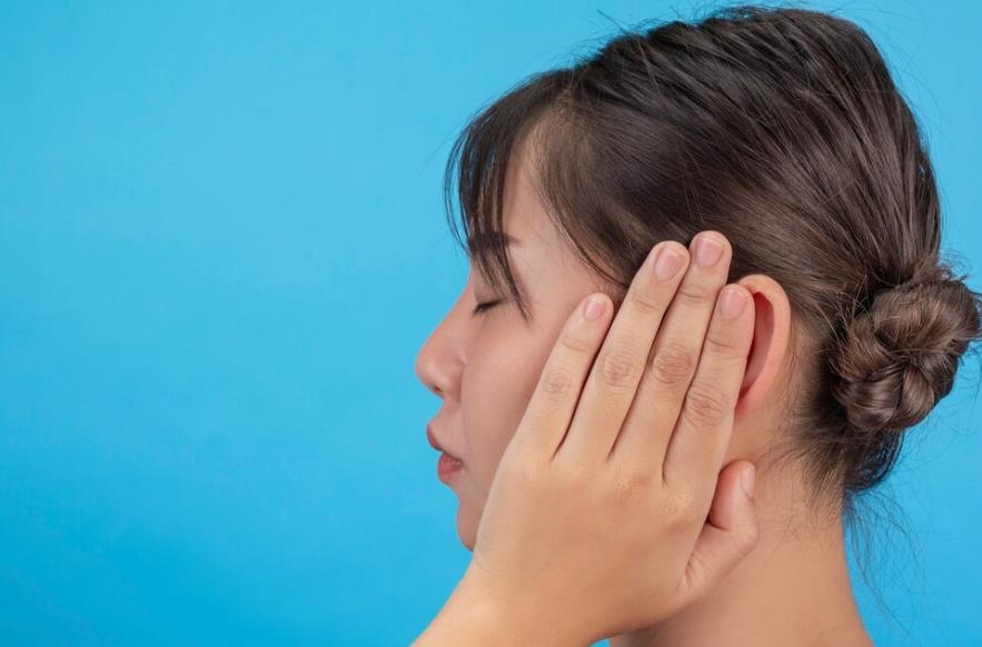 耳朵癢別亂掏！醫師教你用「小拇指」解決　「棉花棒」竟成危險選擇