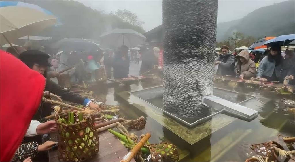 冷颼颼！　　清水地熱白煙裊裊如仙境　　遊客泡溫泉煮蛋好享受