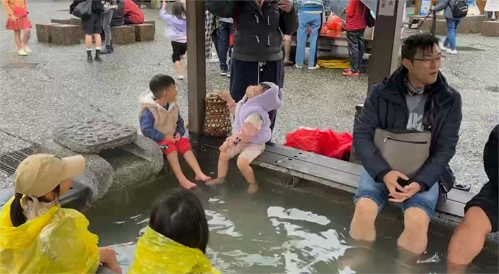 冷颼颼！　　清水地熱白煙裊裊如仙境　　遊客泡溫泉煮蛋好享受