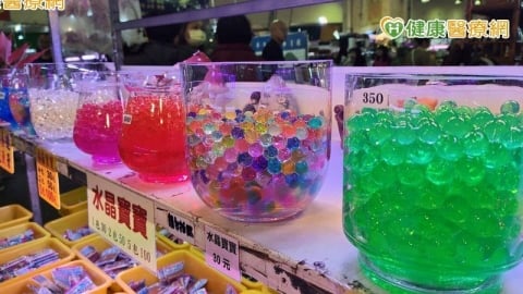 幼兒誤吞水晶寶寶別「做1事」！　醫：嚴重恐腸阻塞、死亡