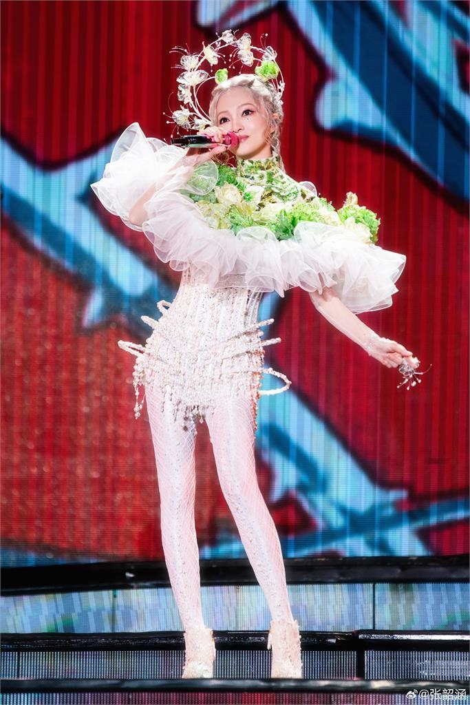 張韶涵中國開唱「薄紗戰袍」整片起飛!震撼畫面流出網驚:巨型水龍捲