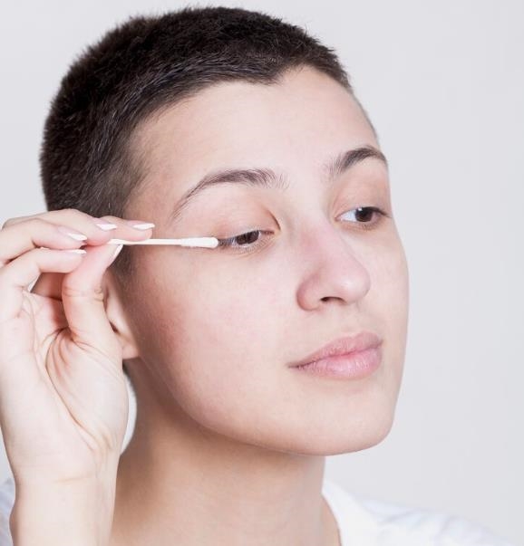 驚！阿姨眼瞼竟藏滿螨蟲　醫傻眼：竟是「1個」清潔習慣被忽略了