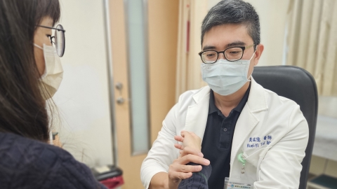 萬分之一確診機率　竟與巨星罹患同款罕病！　「雙腳黏地」舉步難行留意「僵硬人症候群」！