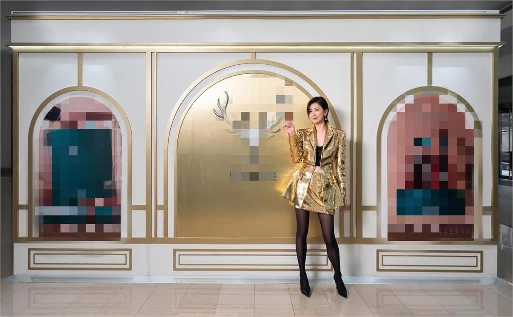 賈靜雯「黑絲蜜腿」辣到起火!50歲真實身材流出…網震撼:越陳越香