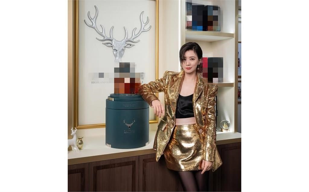 賈靜雯「黑絲蜜腿」辣到起火!50歲真實身材流出…網震撼:越陳越香