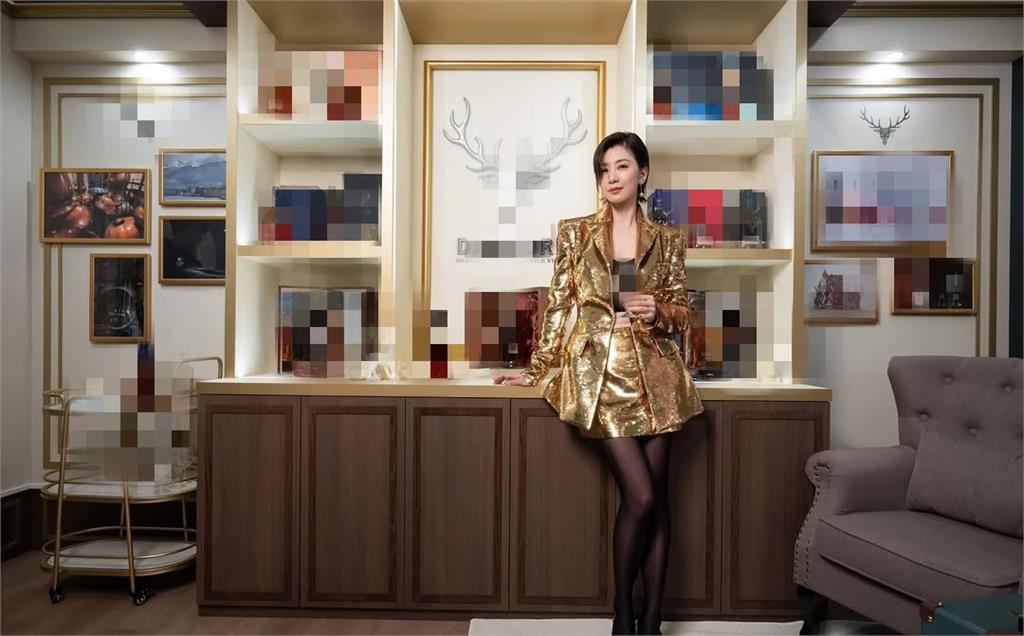 賈靜雯「黑絲蜜腿」辣到起火!50歲真實身材流出…網震撼:越陳越香