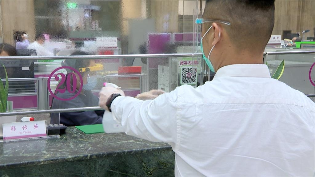 研究生銀行開戶不滿被拒喊「我都成年了」！內行揭1原因：有變嚴格