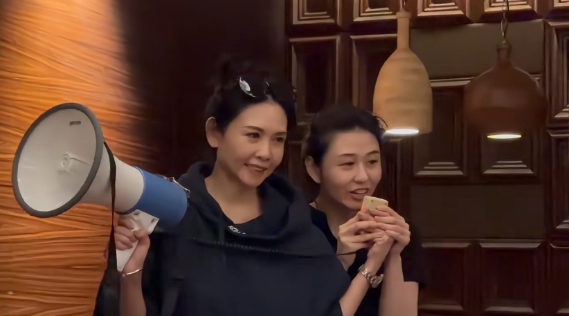 56歲邱淑貞「頂素顏」同框女兒像姐妹！沈月秀超流利英文震驚全場