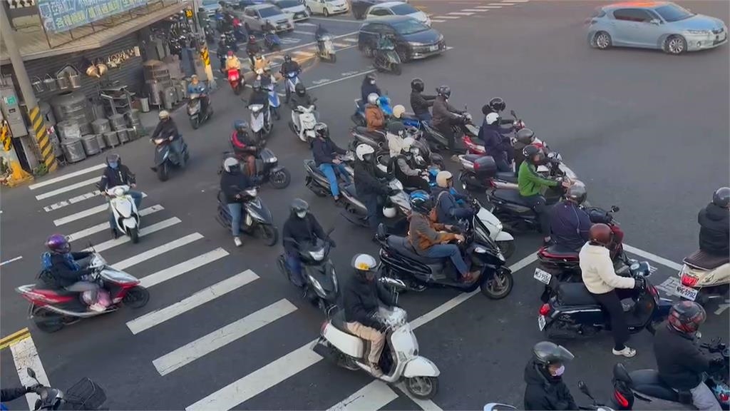機車待轉沒打方向燈能檢舉？交通部解惑「亮這燈」就可以　網友直呼超意外