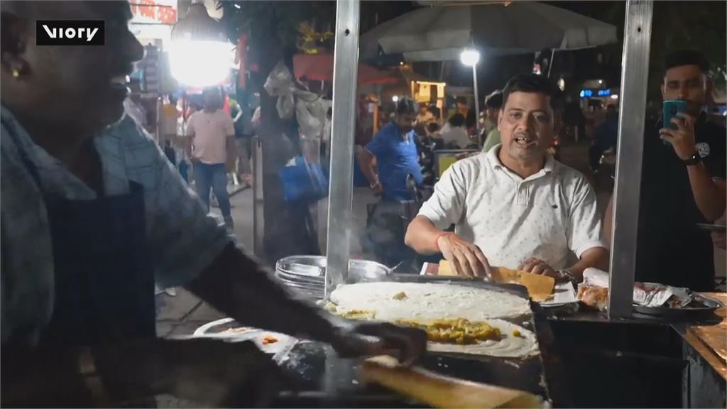 5分鐘可做25份！　印度式可麗餅師傅網路爆紅