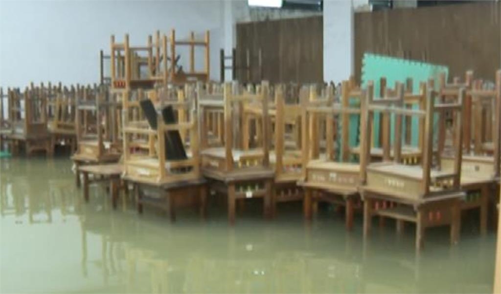 不是放筆…學校「課桌凹槽」真實用途曝光！退休老師愣了：教書28年都不知