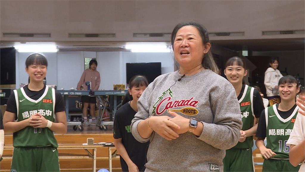 HBL(影)／HBL校園好聲音！　陽明女籃教練、球員化身「球場歌后」