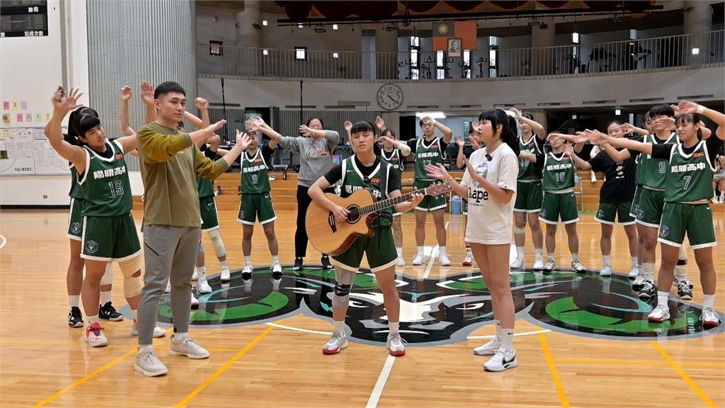 HBL(影)／HBL校園好聲音！　陽明女籃教練、球員化身「球場歌后」
