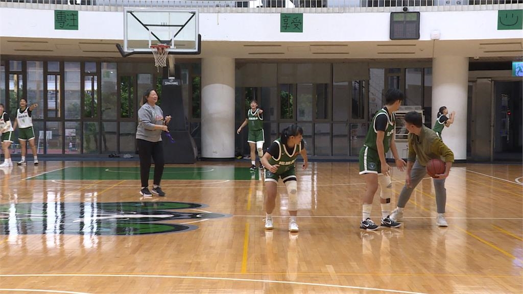 HBL(影)／HBL校園好聲音！　陽明女籃教練、球員化身「球場歌后」
